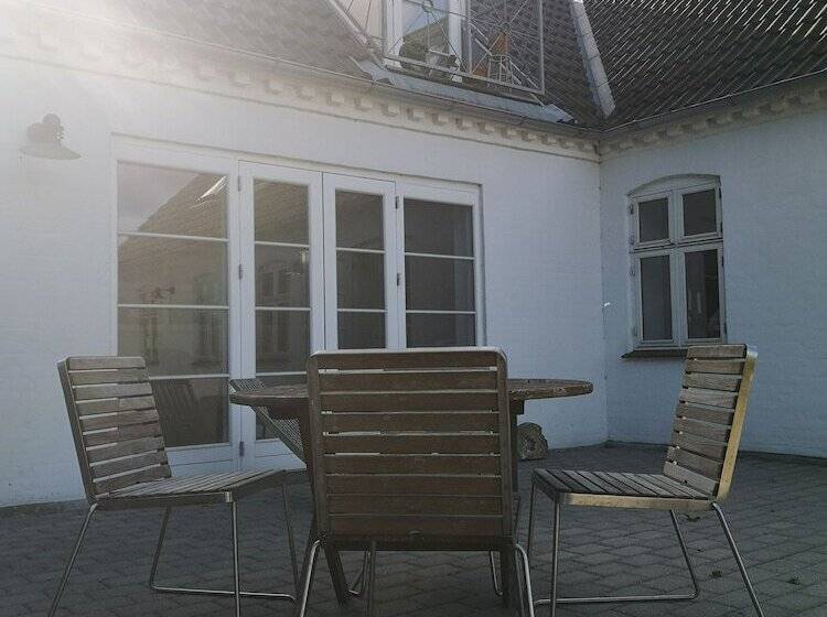 بنسيون Midtgolf Guest House