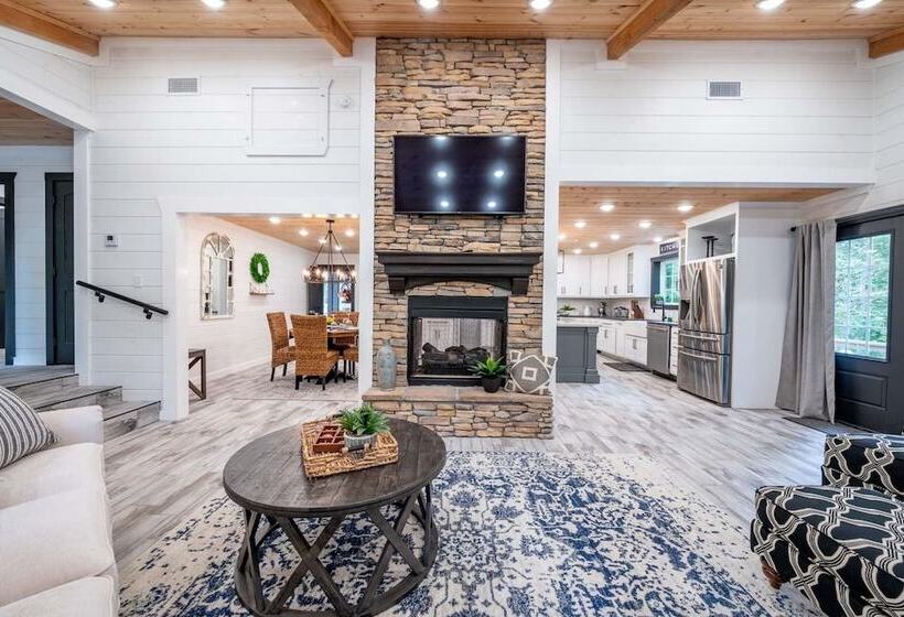 Sugar Hill Newly Remodeled Includes Fully Supplied Kitchen And Hot Tub By Redawning