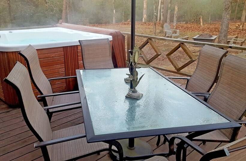 Cast Away Family Cabin With Hot Tub, Fireplace, And Kids Area By Redawning