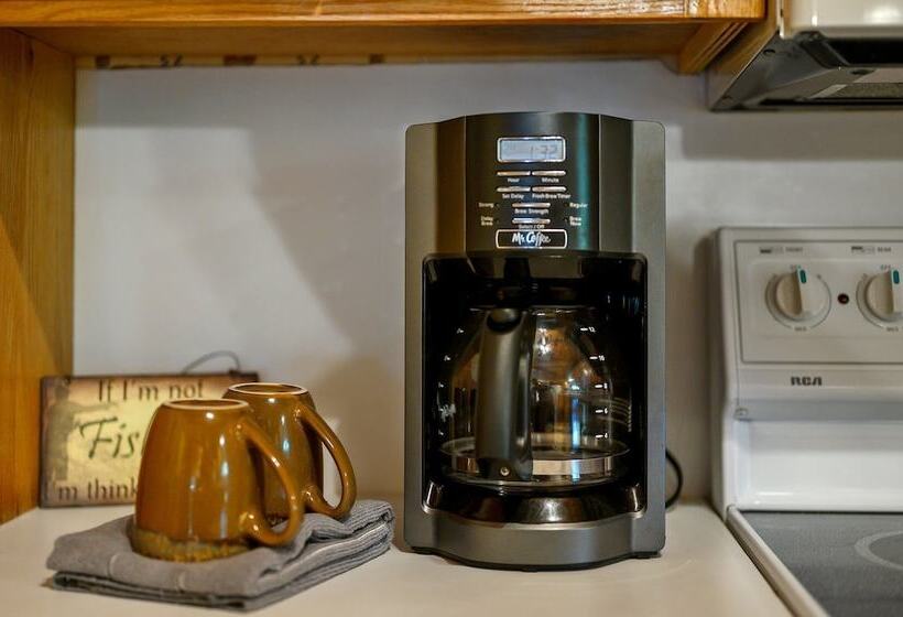 Cast Away Family Cabin With Hot Tub, Fireplace, And Kids Area By Redawning