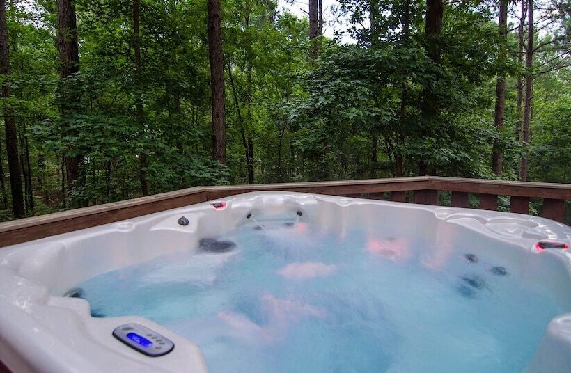 Denali Private Cabin Includes Xbox, Hot Tub, And Stone Pizza Oven By Redawning