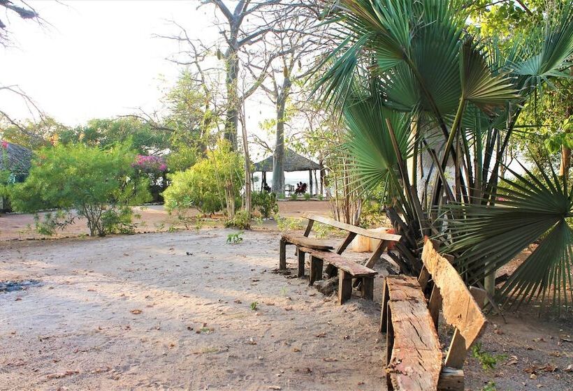 هتل Jerreh Camp Lodge