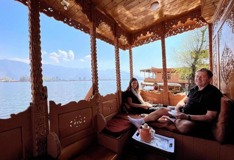 فندق New Kolohai Group Of Houseboats