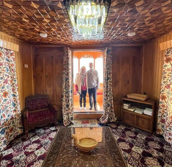 فندق New Kolohai Group Of Houseboats