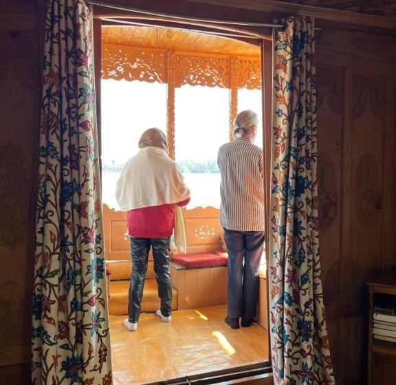 فندق New Kolohai Group Of Houseboats