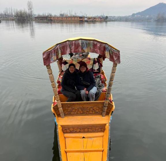 فندق New Kolohai Group Of Houseboats