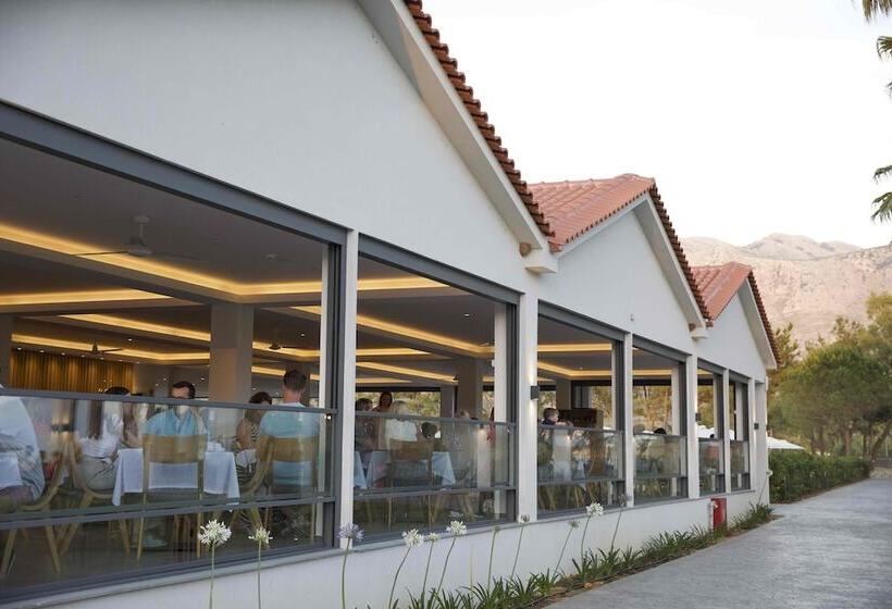 בית מלון כפרי Paleros Beach Resort