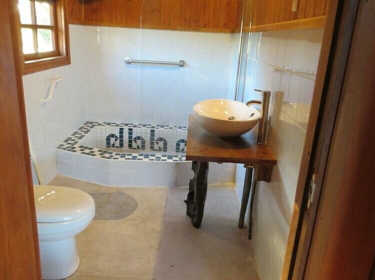 Отель Quintre Lodge