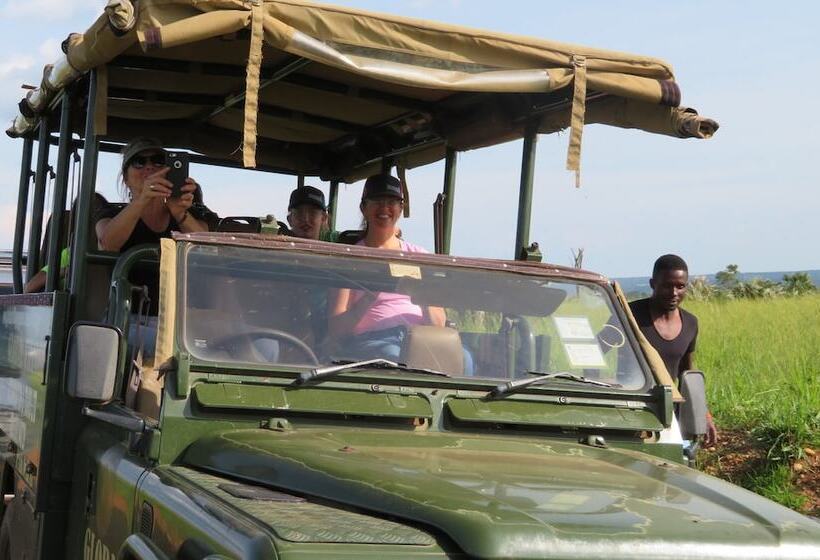 هتل Tangi Safaris Lodge