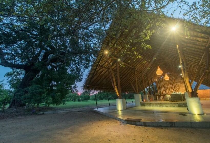 ホテル Thamaravila Wilpattu Luxury Tented Villa