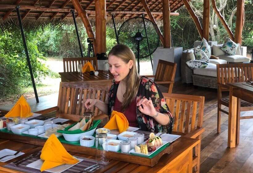 ホテル Thamaravila Wilpattu Luxury Tented Villa