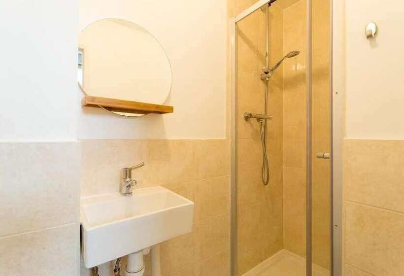 ホテル Innit Rooms   Upper Rock