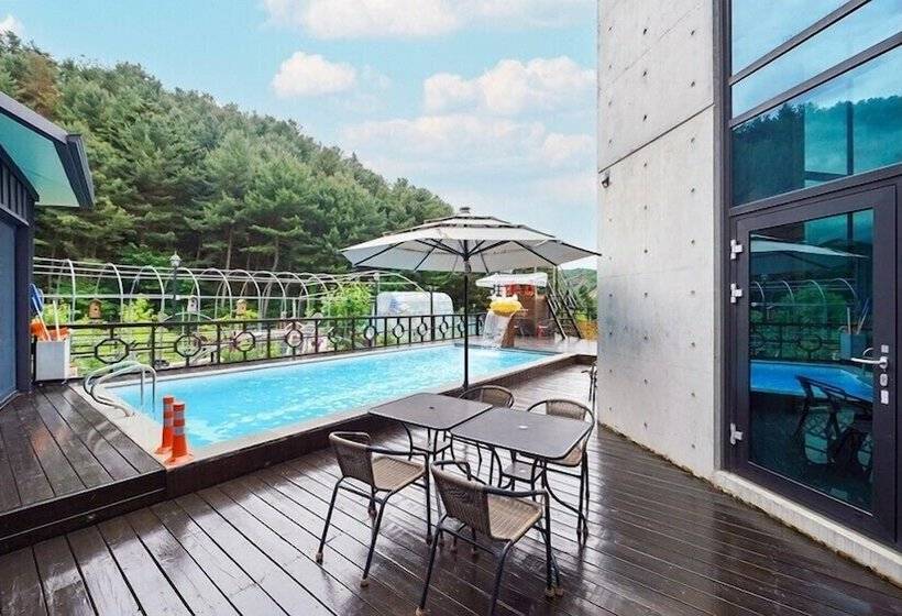 פנסיון Asamo Poolvilla