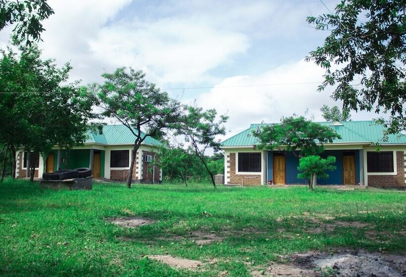 פנסיון Mantis Lodge & Camping Site