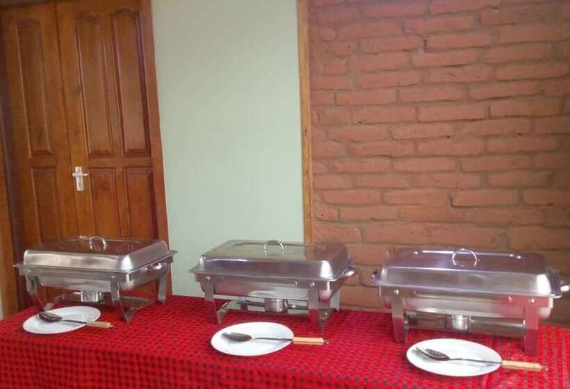 פנסיון Mantis Lodge & Camping Site