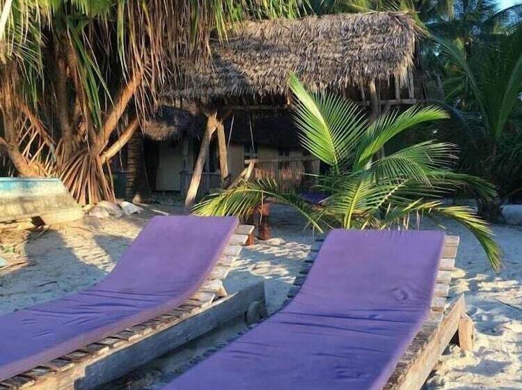 بنسيون Mike S Beach Cottages