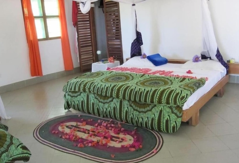 פנסיון Mike S Beach Cottages