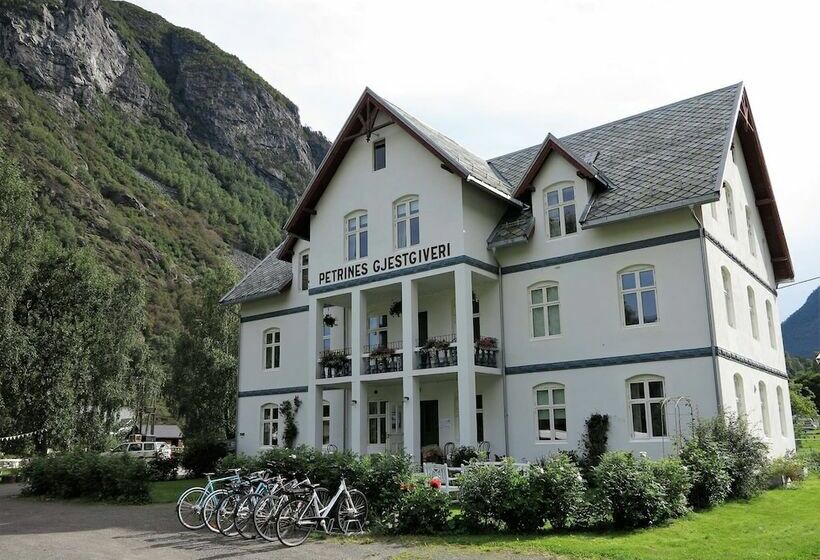 Пансион Petrines Guesthouse