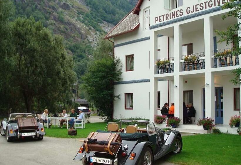 Пансион Petrines Guesthouse