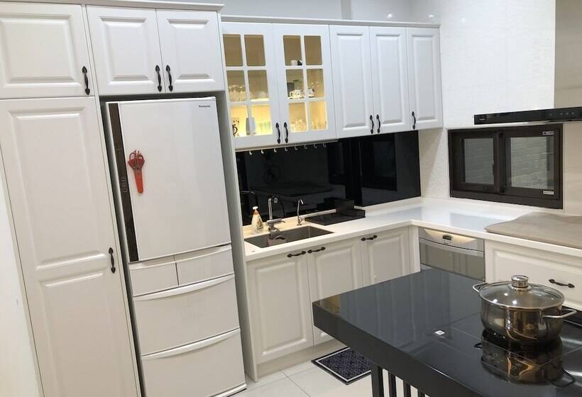 پانسیون Single Eyelid Hostel