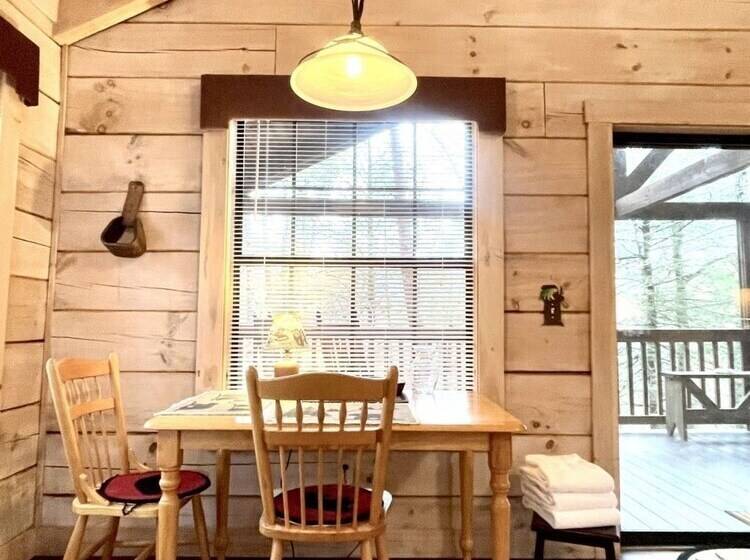 Perfectly Private! Hot Tub, King Sized Bed, Grill, Washer/dryer, And Motorcycle Friendly! Studio Cab