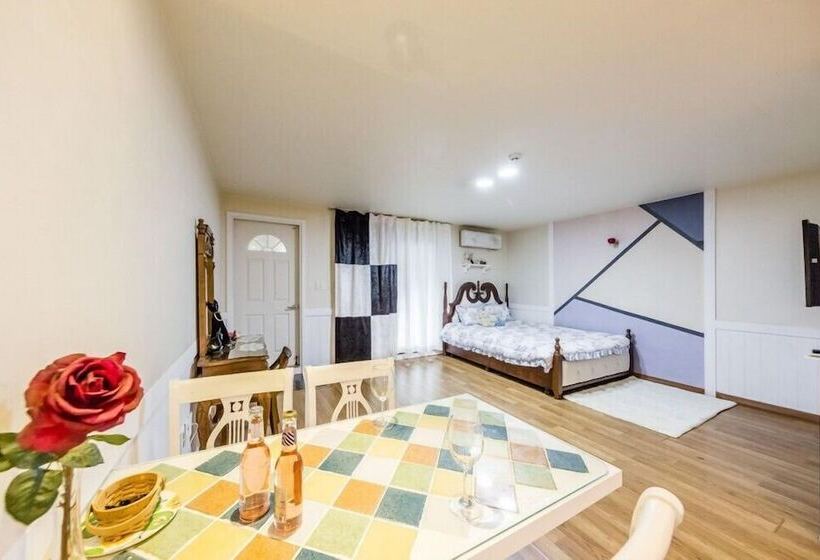 Ravie Pension