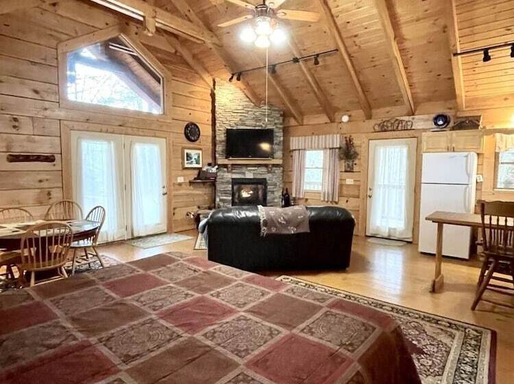 Romantic, Pet Friendly Cabin With Private Hot Tub, Washer/dryer And Full Kitchen Studio Cabin By Red