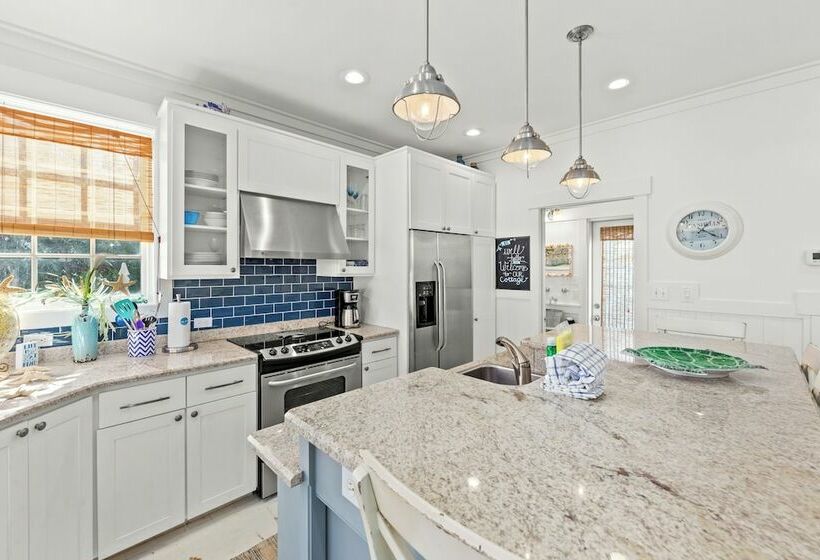 Quaint 2br/2.5ba Cottage Nestled Between 30a & Panama City Beach! Sleeps 6!