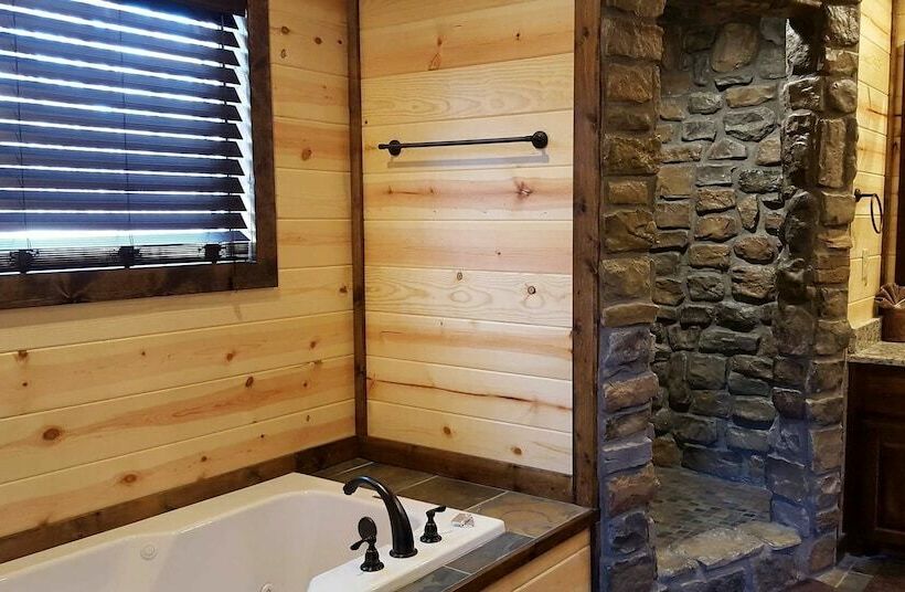 Ace In The Hole Cabin In The Wood With Hot Tub And Fireplace By Redawning