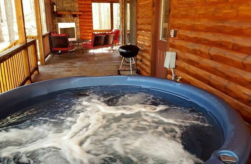 Ace In The Hole Cabin In The Wood With Hot Tub And Fireplace By Redawning