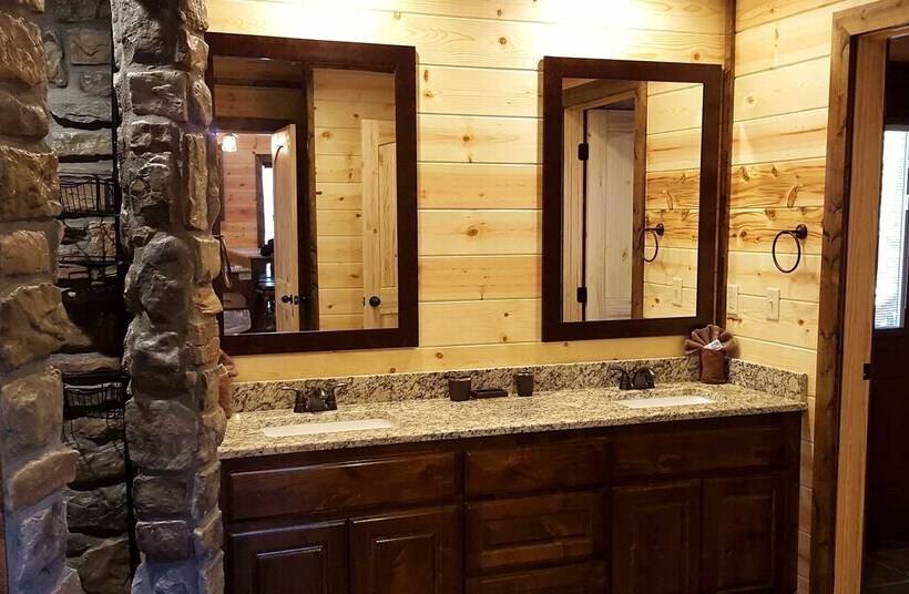 Ace In The Hole Cabin In The Wood With Hot Tub And Fireplace By Redawning