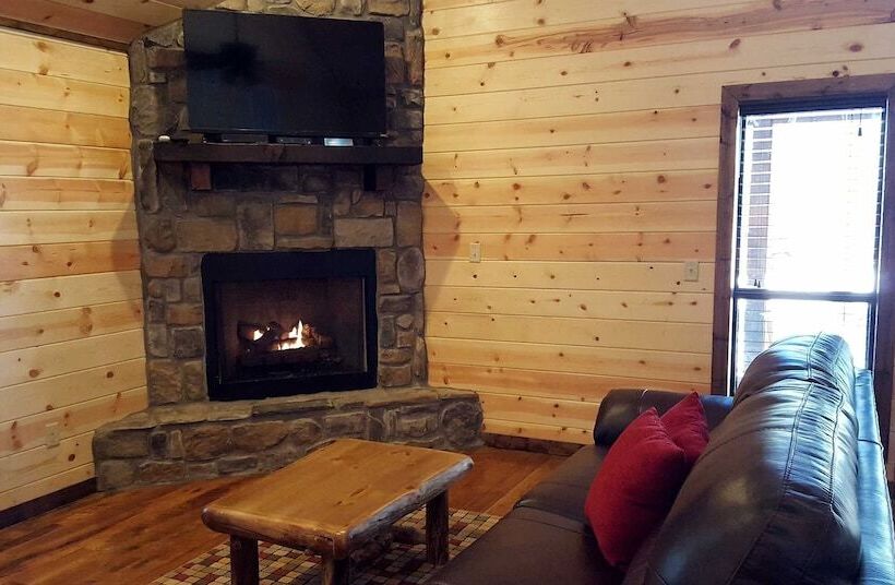 Ace In The Hole Cabin In The Wood With Hot Tub And Fireplace By Redawning