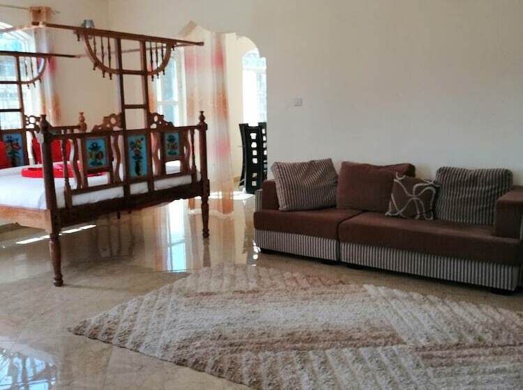 Salhiya Lodge   Hostel