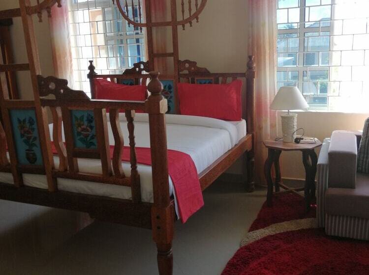 Salhiya Lodge   Hostel