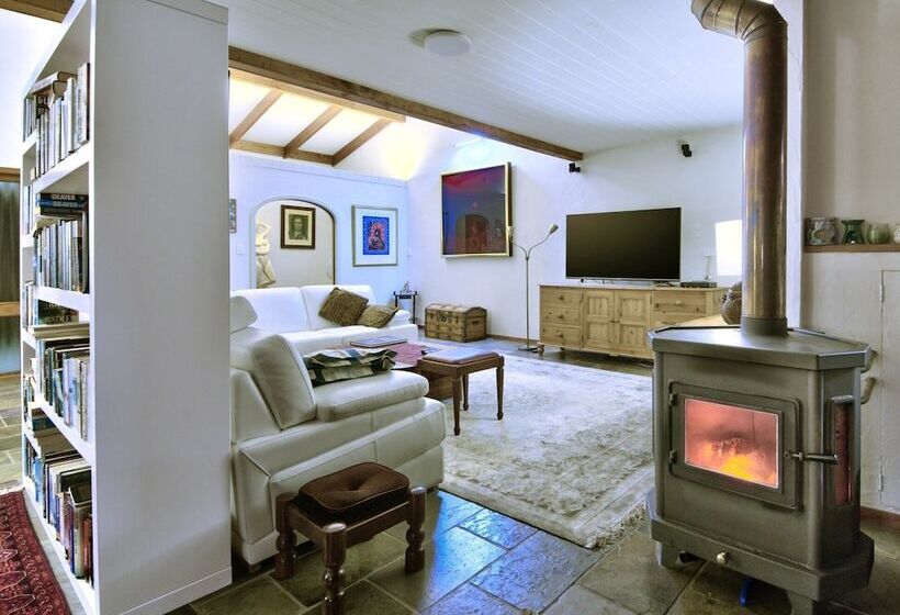 צימר Sandspit Lodge