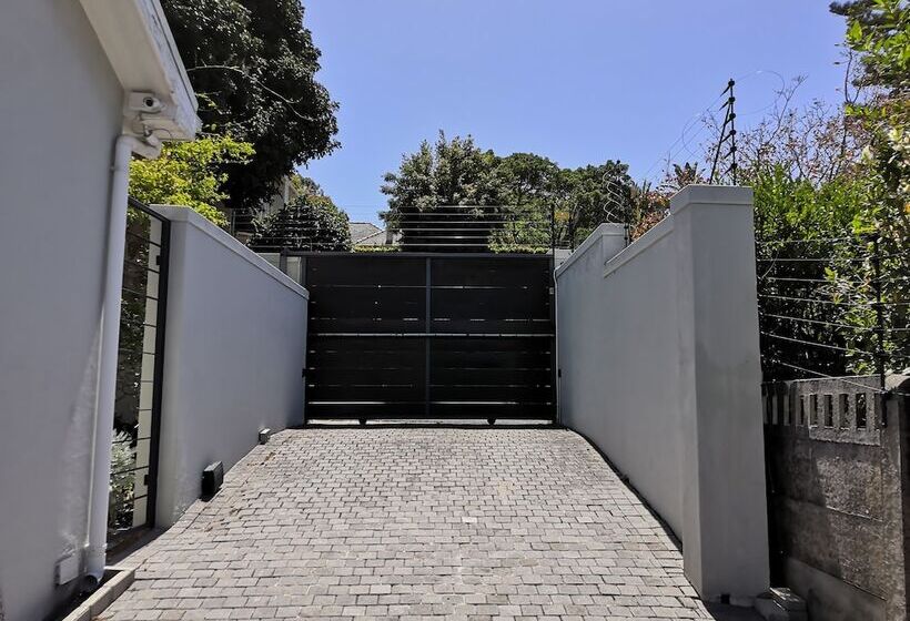 مبيت وإفطار T House