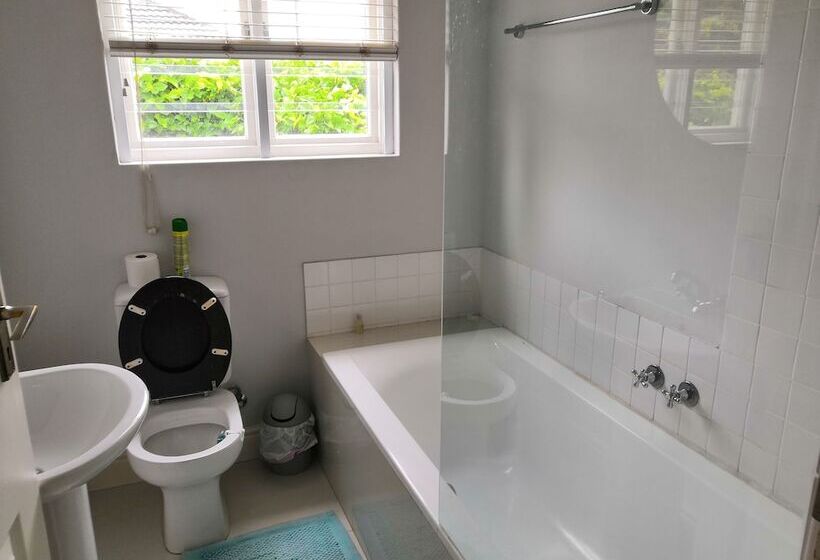 مبيت وإفطار T House