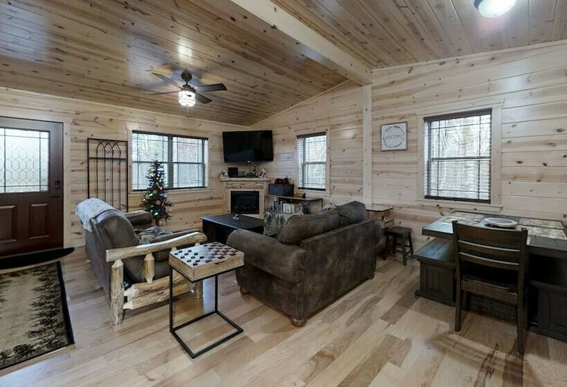 Foxes  Den Cabin With Private Hot Tub And Arcade Game By Redawning