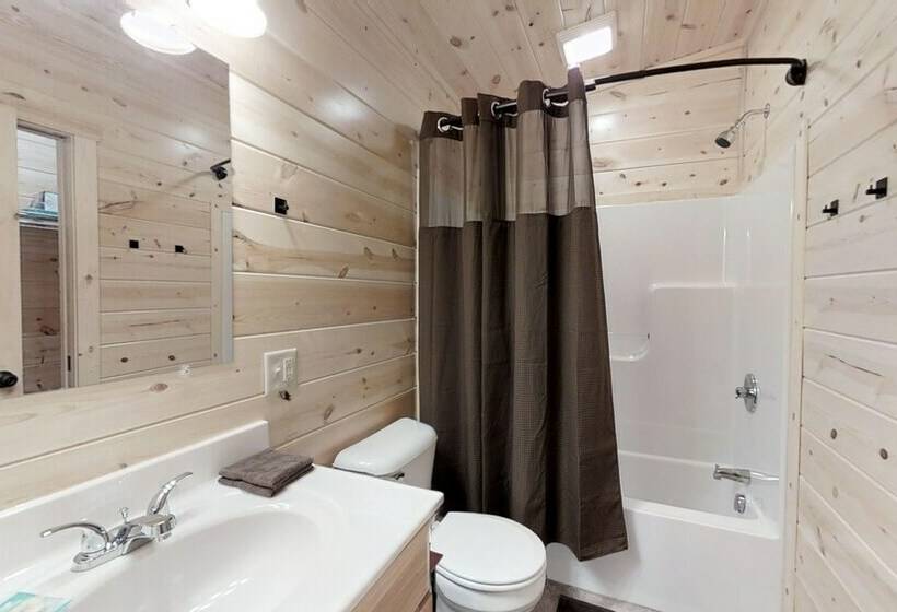 Foxes  Den Cabin With Private Hot Tub And Arcade Game By Redawning