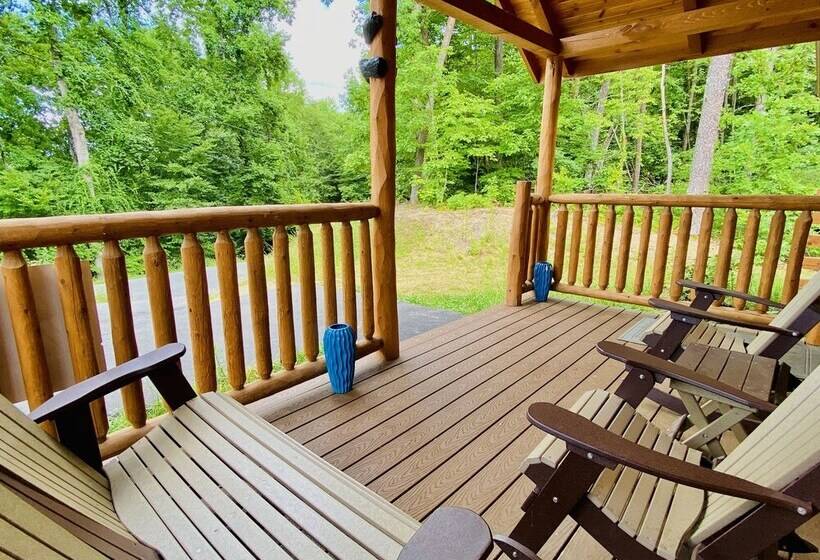 Foxes  Den Cabin With Private Hot Tub And Arcade Game By Redawning