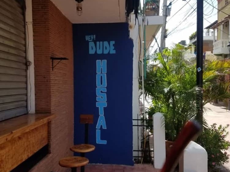 Hey Dude Hostal Bar