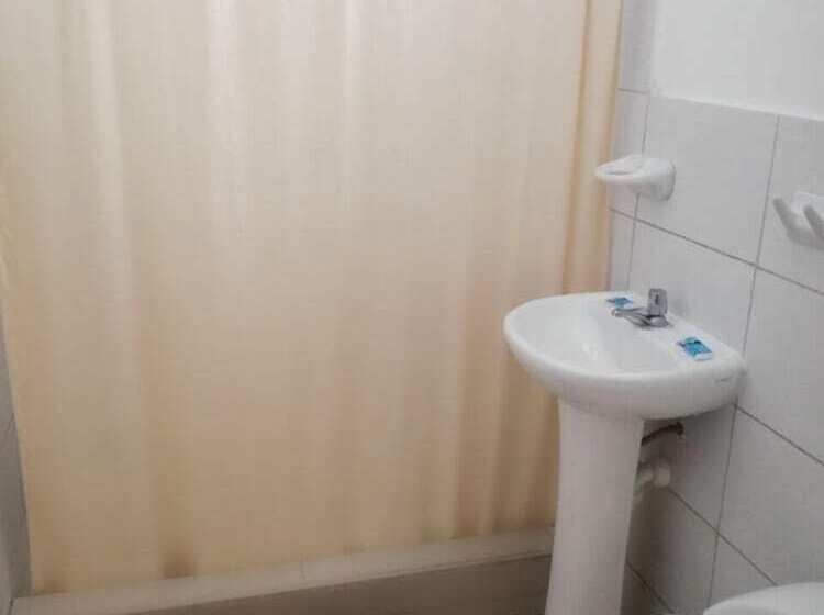 簡易ホテル Piscomar Peru