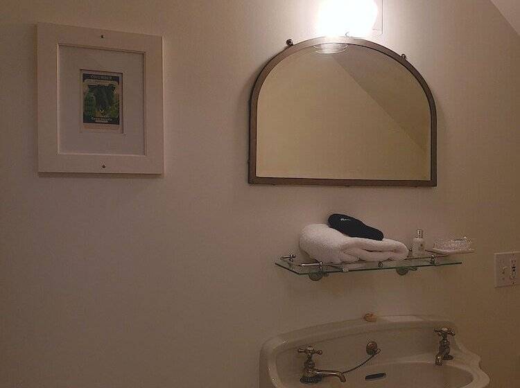 Отель Bass Cottage & Ullikana