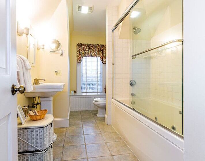 Отель Bass Cottage & Ullikana