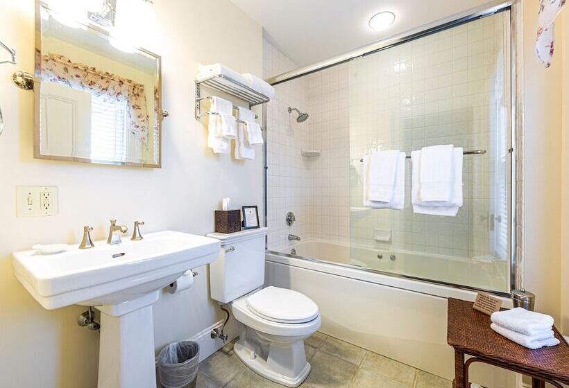 Отель Bass Cottage & Ullikana