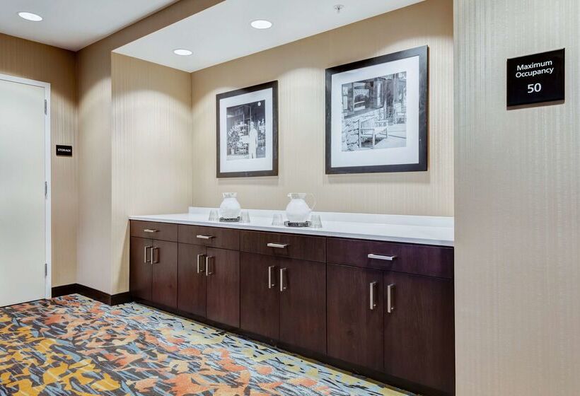 فندق Hampton Inn