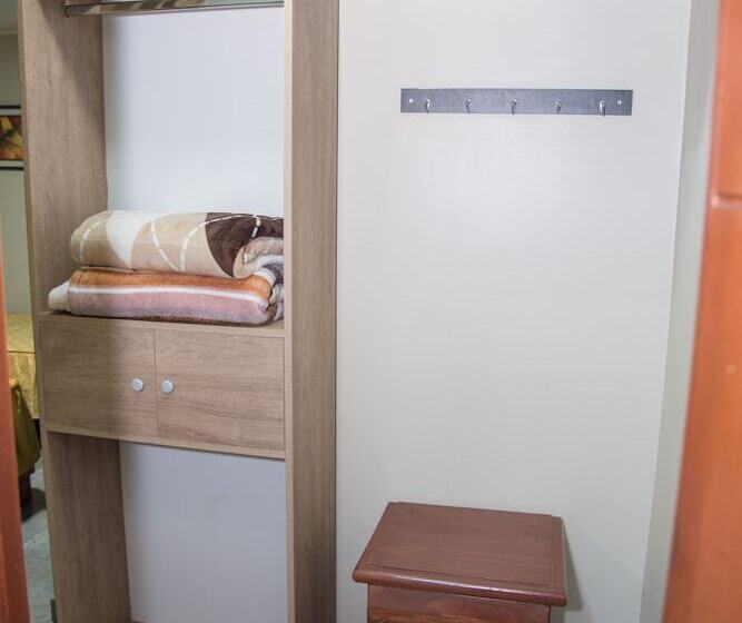 هتل Hostal Calle 5