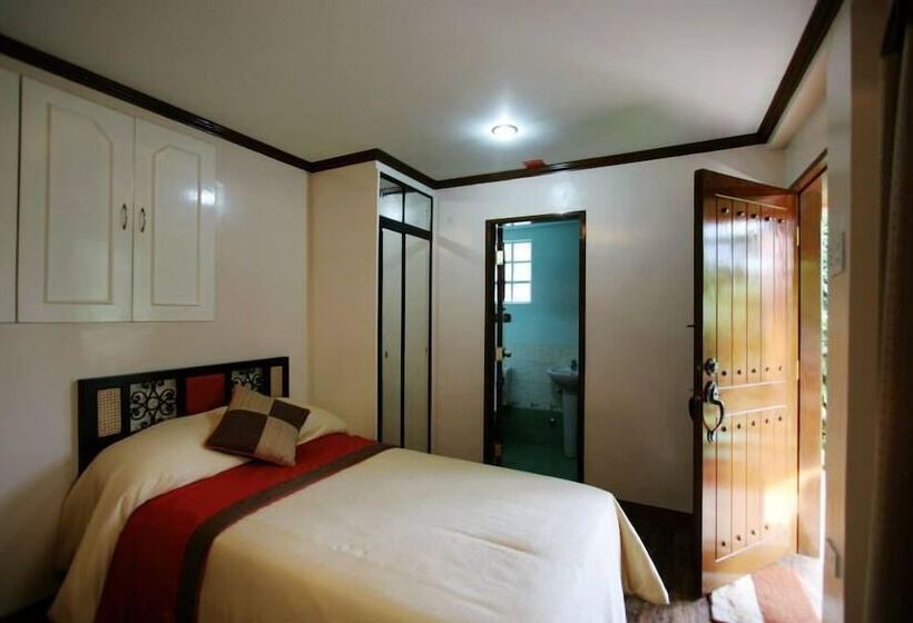 Kamayan Sa Palaisdaan Hotel And Resort