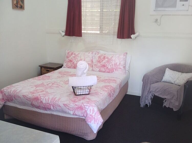 Отель Silver Wattle Caravan Park