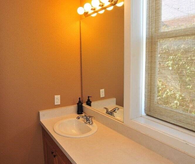 فندق The Schmitz Bed & Breakfast